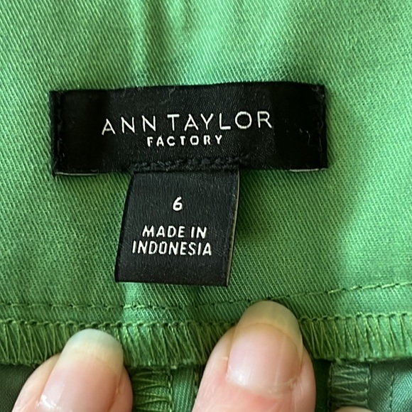 And Taylor size 6 green straight leg Capri dress pants - Picture 4 of 4